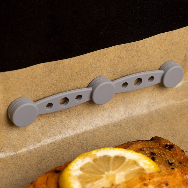 Aimant ESSENTIELB Lot de 4 Fixateurs Triples en Silicone - Maintien Sécurisé Papier Cuisson (AirFryer & Four)