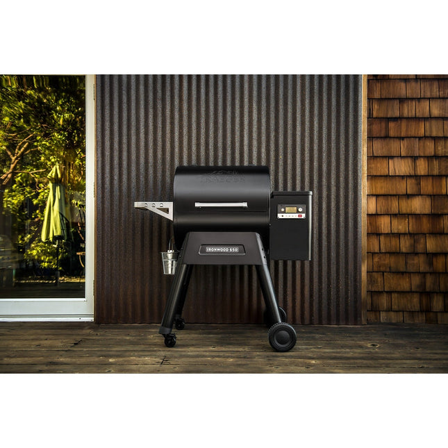 Barbecue pellet TRAEGER Ironwood 650 noir sur chariot, grille haute 56x26.5 cm, grille basse 56x48 cm
