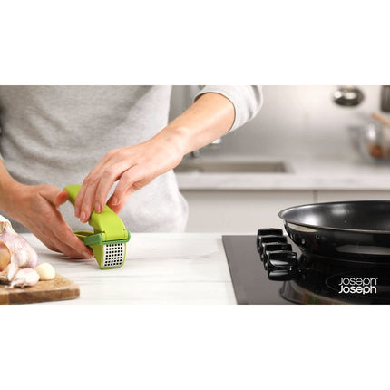 Presse ail JOSEPH JOSEPH avec lame essuie glace CleanForce