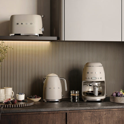 Cafetière filtre SMEG DCF02MLMEU Années 50 Beige lin