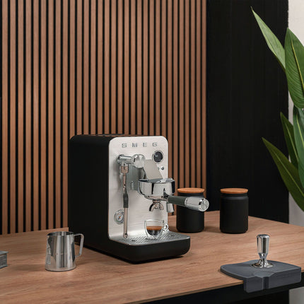 Machine à expresso SMEG noir mat Collezione EMC02BLMEU