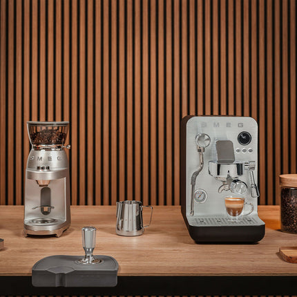 Machine à expresso SMEG noir mat Collezione EMC02BLMEU