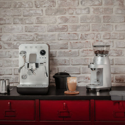 Machine à expresso SMEG noir mat Collezione EMC02BLMEU