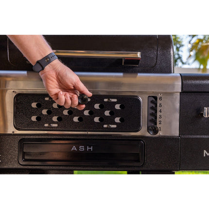 Barbecue gaz PITBOSS MEMPHIS 2.0, sur chariot , une zone de cuisson gaz, une charbon et un fumoir électrique 3 étages.