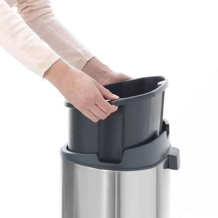 poubelle-de-cuisine-manuelle-brabantia-touch-bin-40l-matt-steel