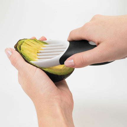 coupe-fruits-oxo-coupe-avocat-3-en-1-blanc