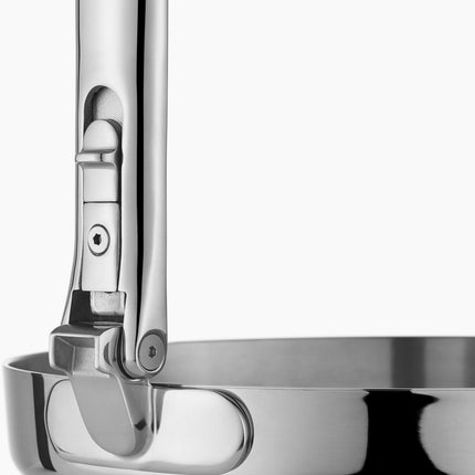 poele-joseph-joseph-space-avec-poignee-pliante-inox