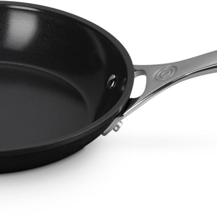 poele-le-creuset-ceramique-essentielle
