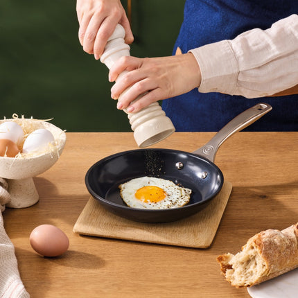 poele-le-creuset-ceramique-essentielle