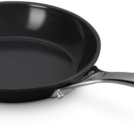 poele-le-creuset-ceramique-essentielle