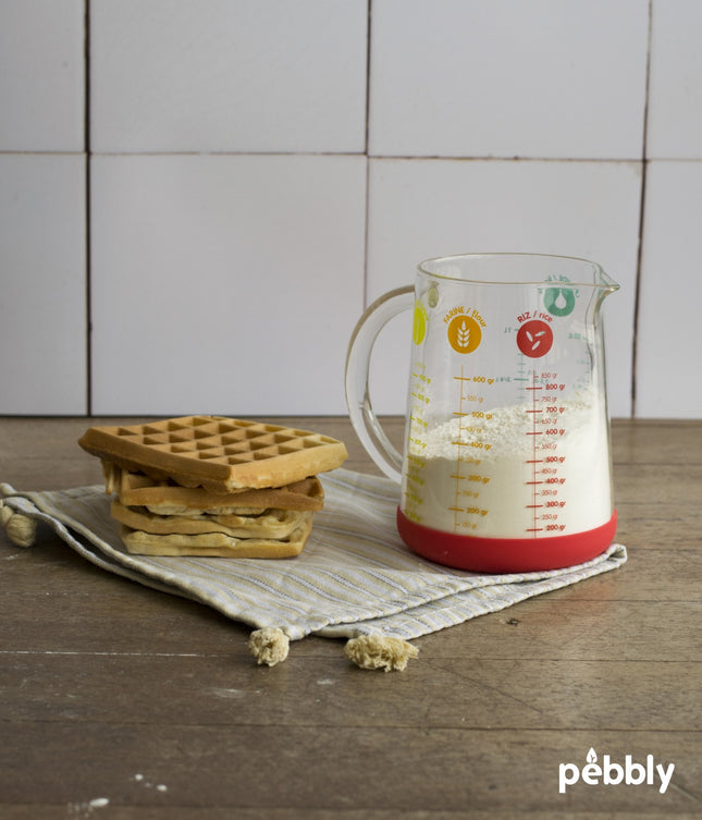 verre-doseur-pebbly-en-verre-avec-base-silicone-1l-rouge